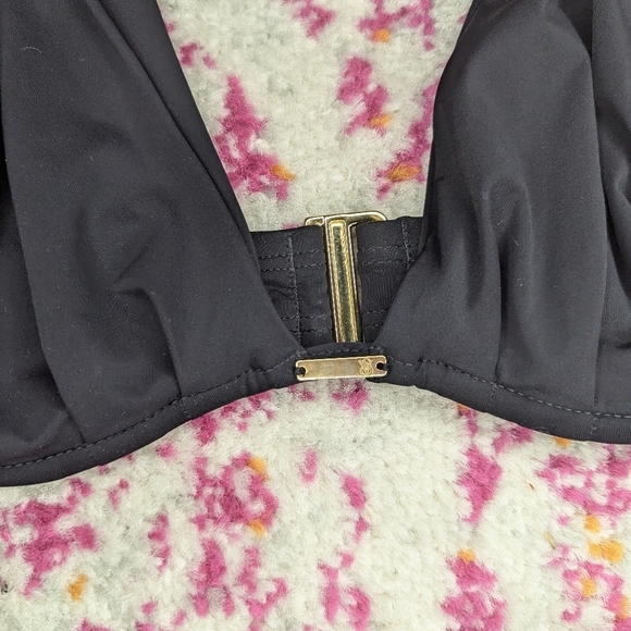 Victoria's Secret 36D swim top - Picture 2 of 5